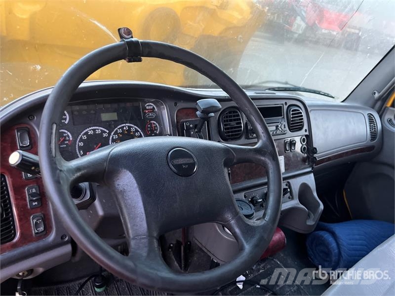 Freightliner M2 106 4x2 Van Truck شاحنات ذات هيكل صندوقي