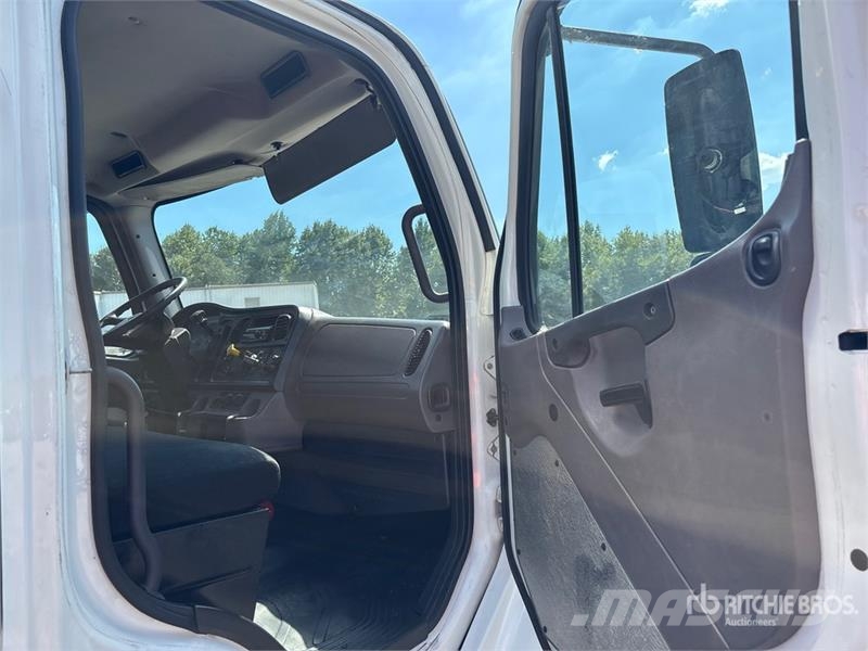 Freightliner M2 106 4x2 Van Truck Camiones con caja de remolque