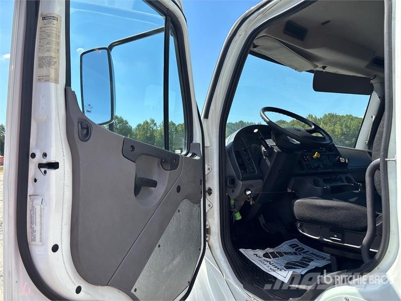 Freightliner M2 106 4x2 Van Truck Camiones con caja de remolque