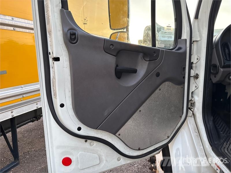 Freightliner M2 106 4x2 Van Truck Furgons