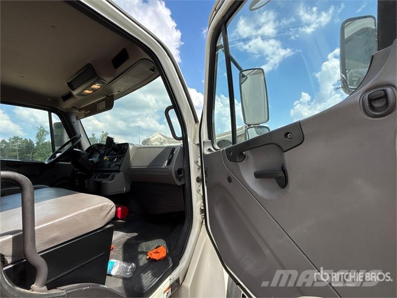 Freightliner M2 106 4x2 Van Truck شاحنات ذات هيكل صندوقي