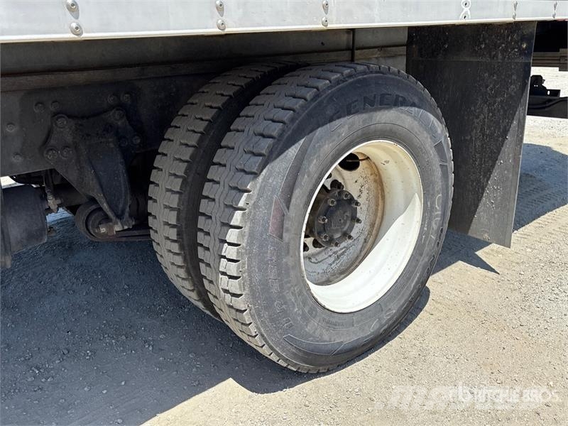 Freightliner M2 106 4x2 Van Truck Грузовики-Фургоны