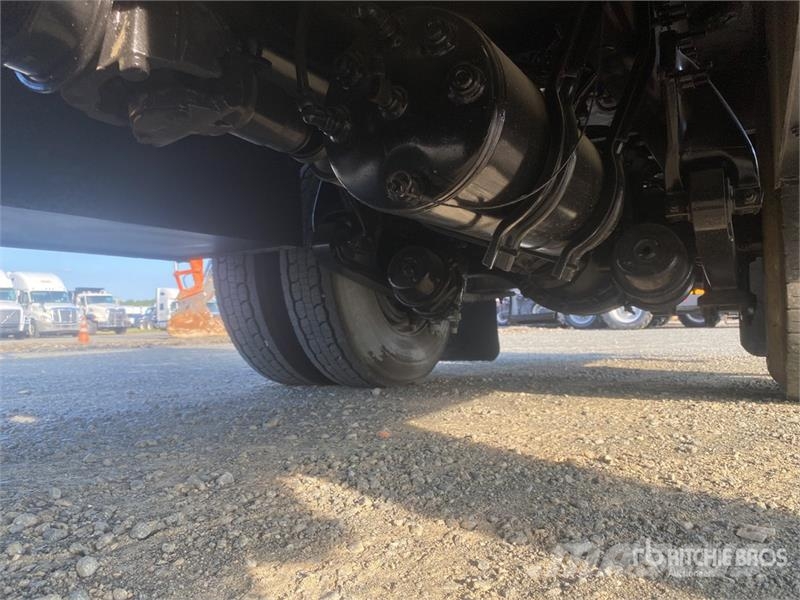 Freightliner M2 106 4x2 Service Truck Комбинированные дорожные машины