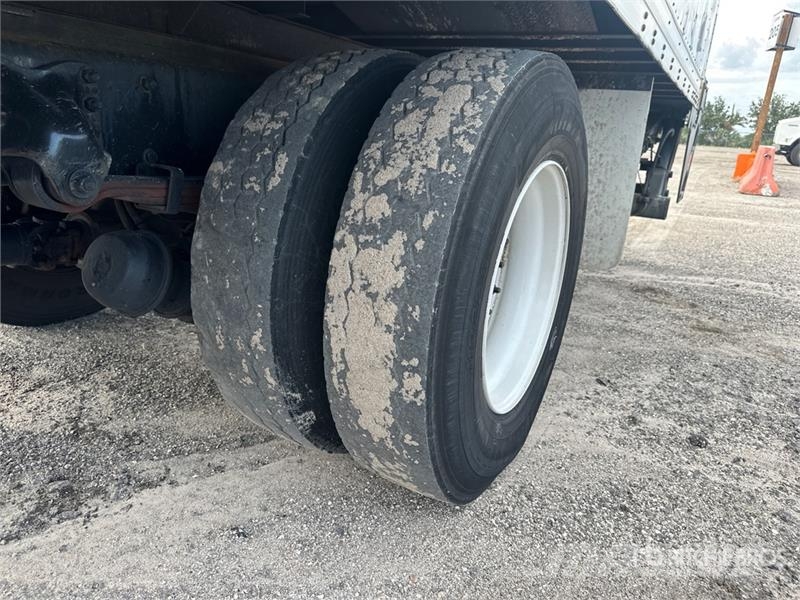 Freightliner M2 106 4x2 Van Truck شاحنات ذات هيكل صندوقي