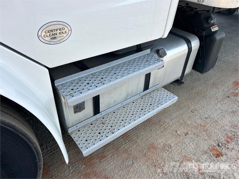 Freightliner M2 106 4x2 Van Truck Camiones con caja de remolque