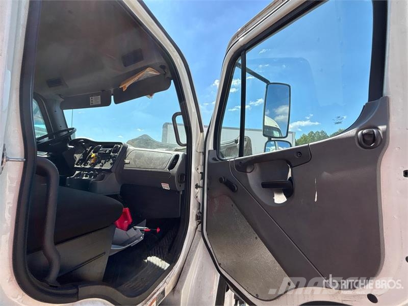 Freightliner M2 106 4x2 Van Truck Dobozos teherautók