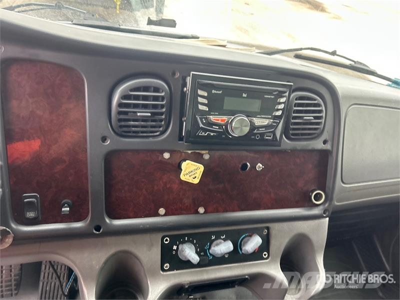 Freightliner M2 106 4x2 Van Truck Tovornjaki zabojniki