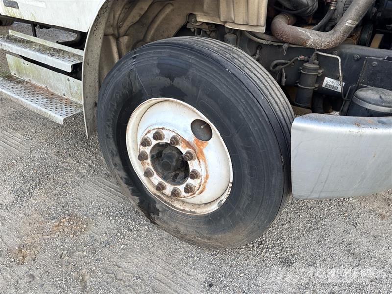Freightliner M2 106 4x2 Van Truck (Inoperable) Autocamioane