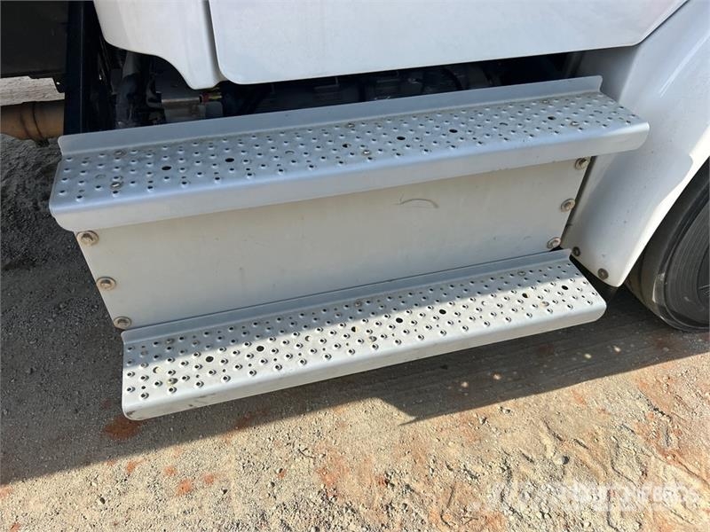Freightliner M2 106 4x2 Van Truck Camiones con caja de remolque