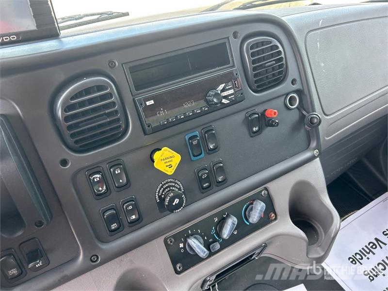 Freightliner M2 106 4x2 Van Truck Camiones con caja de remolque
