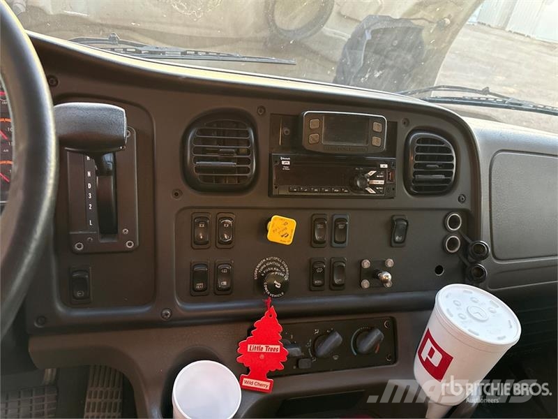 Freightliner M2 106 4x2 Van Truck Furgons