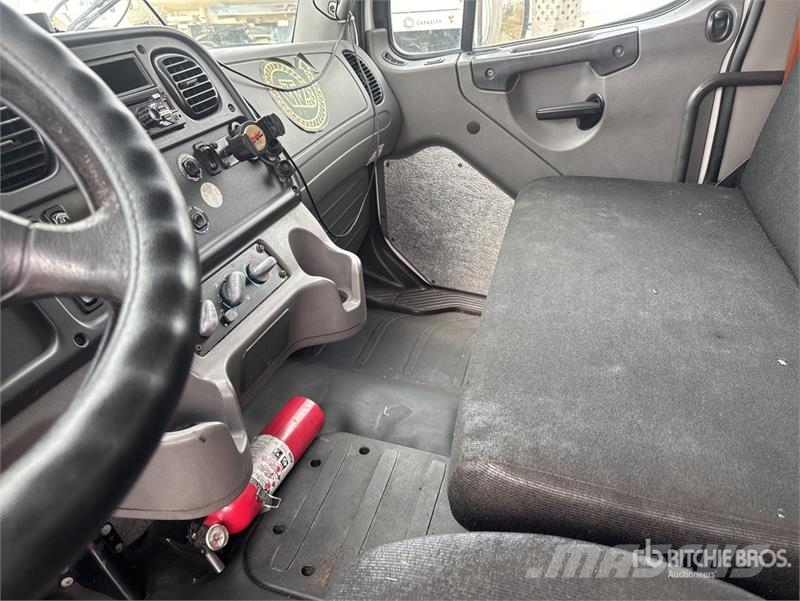 Freightliner M2 106 4x2 Van Truck (Inoperable) Skåpbilar