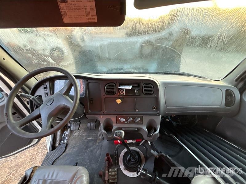 Freightliner M2 106 4x2 Van Truck (Inoperable) Autocamioane