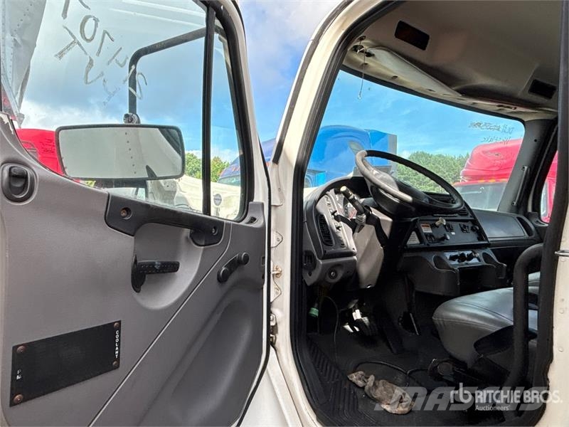 Freightliner M2 106 4x2 Van Truck (Inoperable) 貨箱式卡車