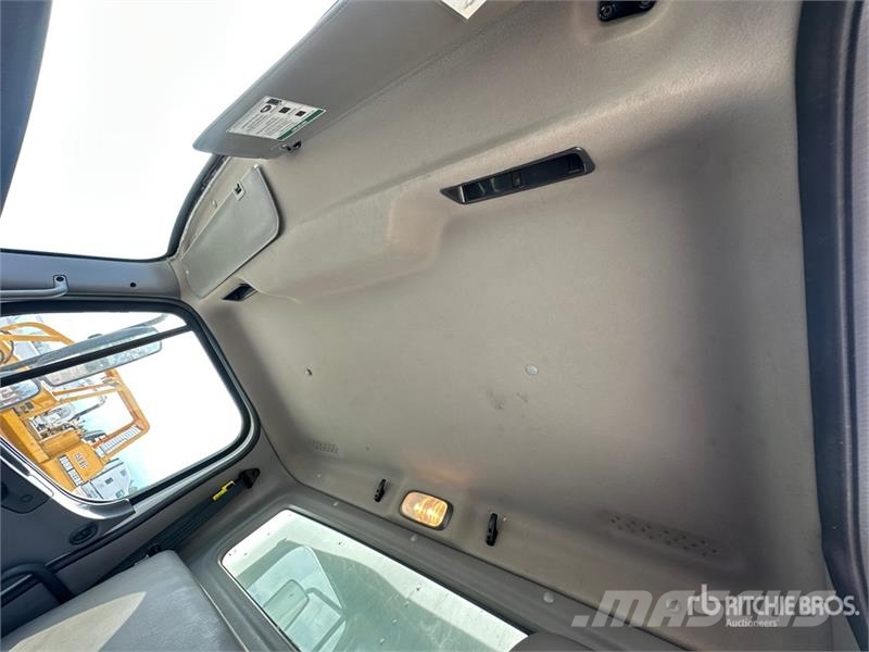Freightliner M2 106 4x2 Van Truck شاحنات ذات هيكل صندوقي