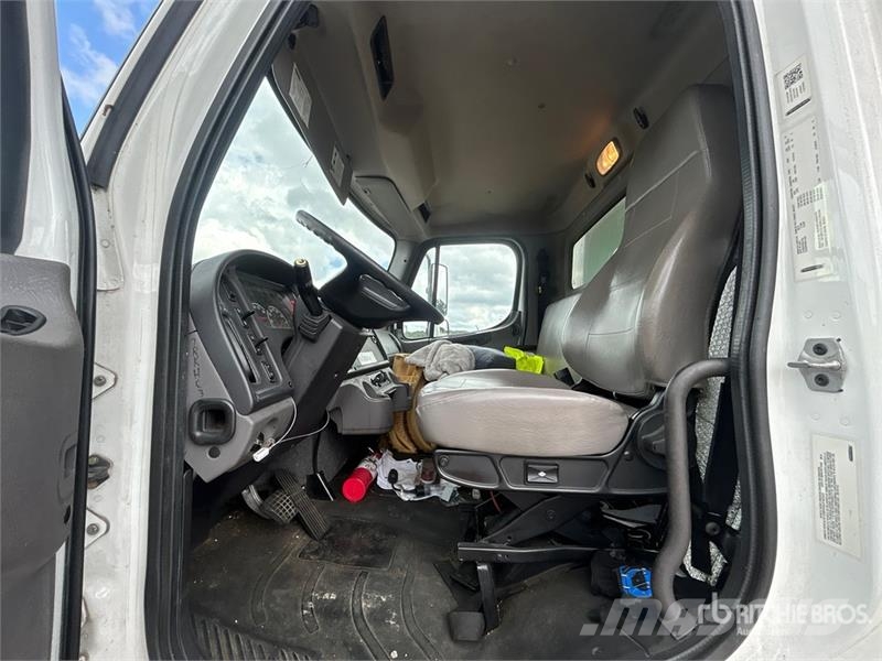 Freightliner M2 106 4x2 Van Truck Фургони