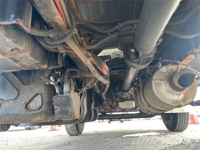 Freightliner M2 106 4x2 Van Truck شاحنات ذات هيكل صندوقي