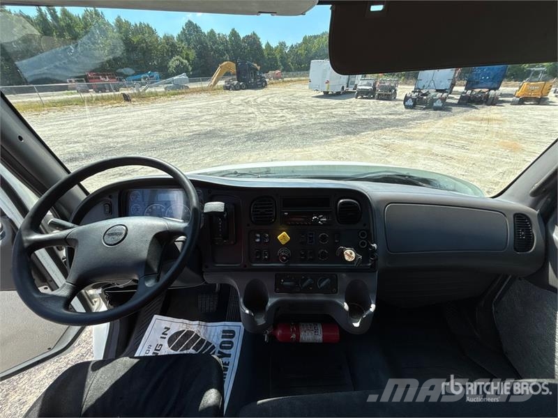 Freightliner M2 106 4x2 Van Truck Camiones con caja de remolque