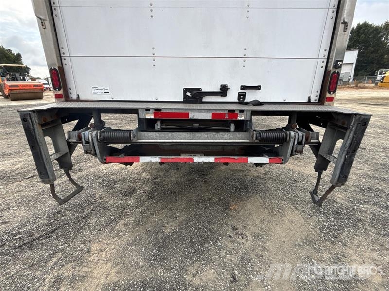 Freightliner M2 106 4x2 Van Truck شاحنات ذات هيكل صندوقي