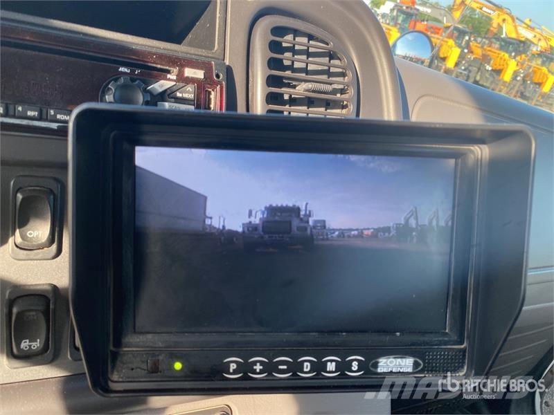 Freightliner M2 106 4x2 Service Truck Комбинированные дорожные машины