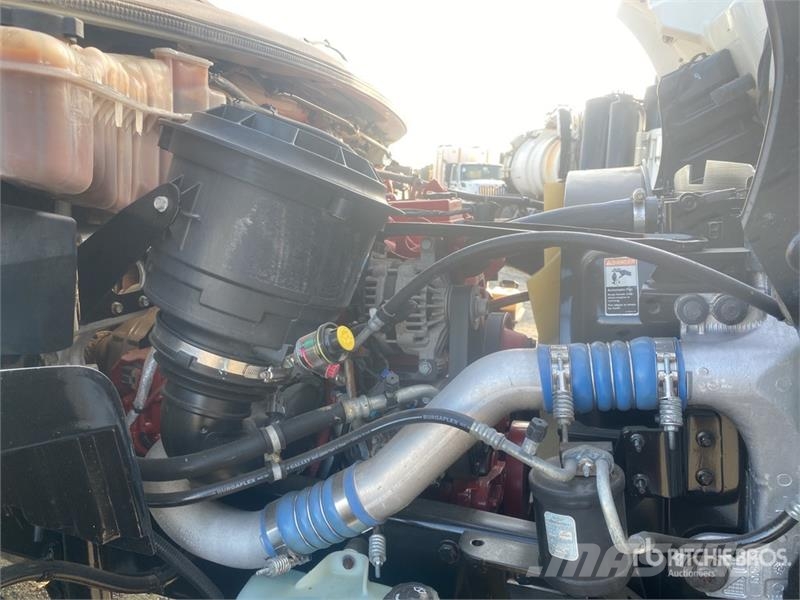 Freightliner M2 106 4x2 Service Truck Комбинированные дорожные машины