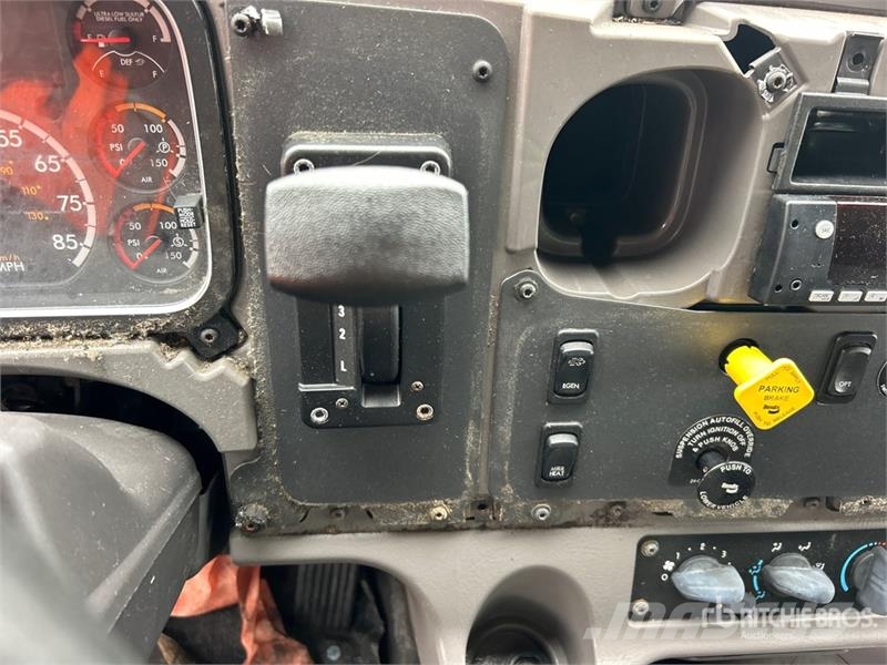 Freightliner M2 106 4x2 Van Truck شاحنات ذات هيكل صندوقي