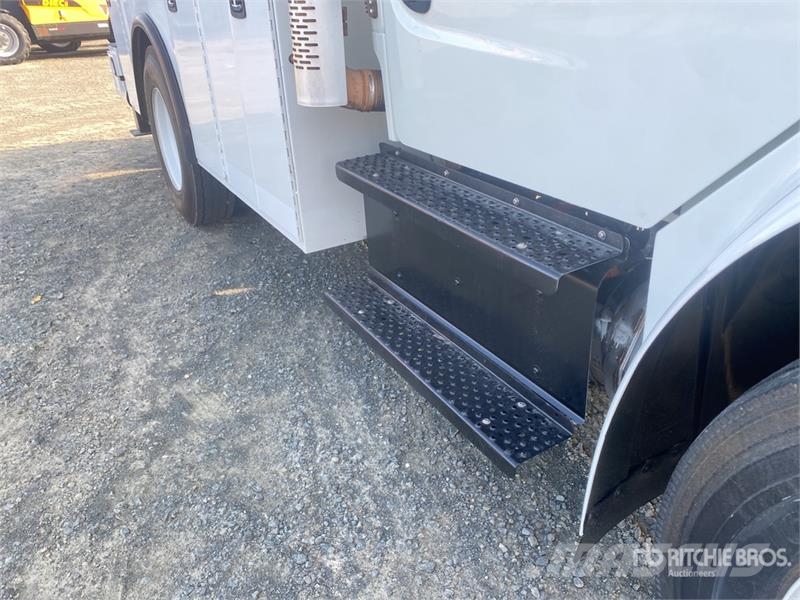 Freightliner M2 106 4x2 Service Truck Комбинированные дорожные машины