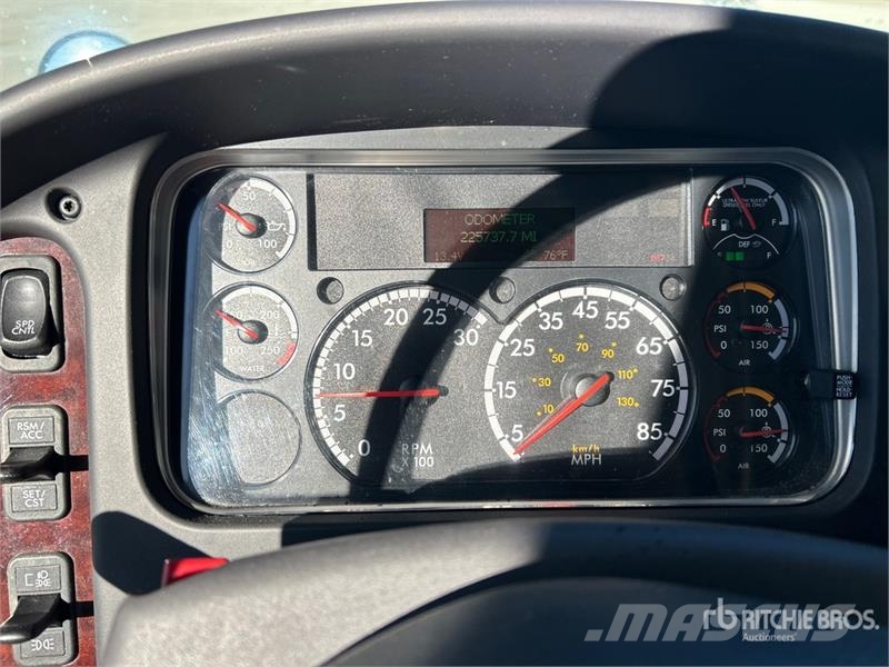 Freightliner M2 106 4x2 Van Truck Фургони