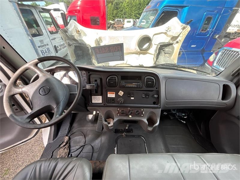 Freightliner M2 106 4x2 Van Truck (Inoperable) 貨箱式卡車