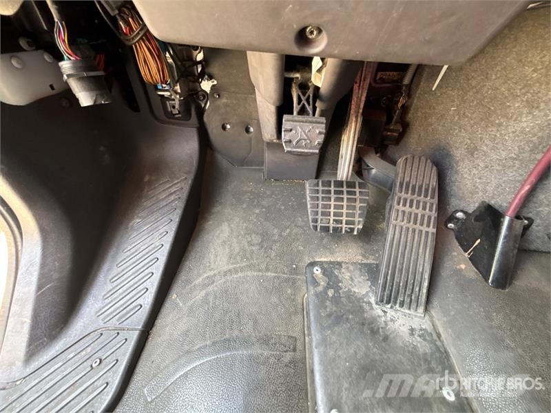 Freightliner M2 106 4x2 Van Truck شاحنات ذات هيكل صندوقي