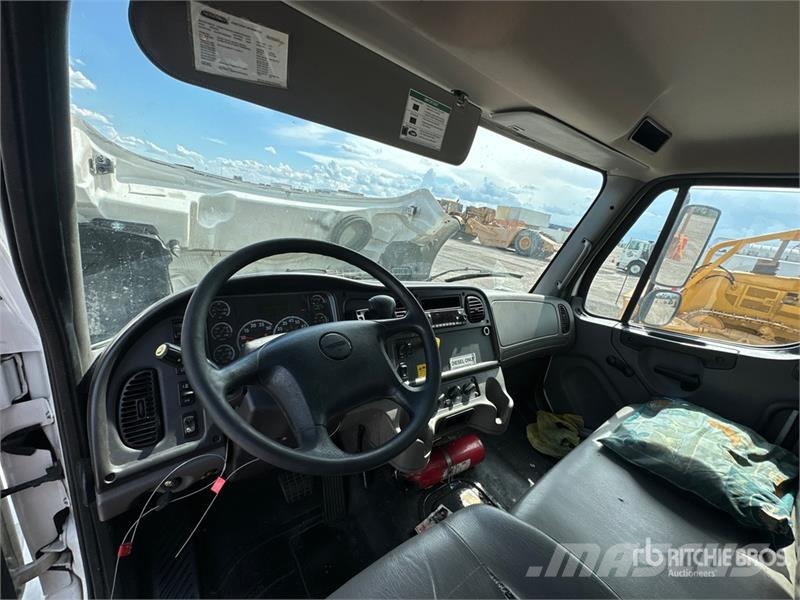 Freightliner M2 106 4x2 Van Truck شاحنات ذات هيكل صندوقي