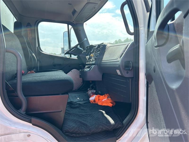 Freightliner M2 106 4x2 Van Truck Box trucks