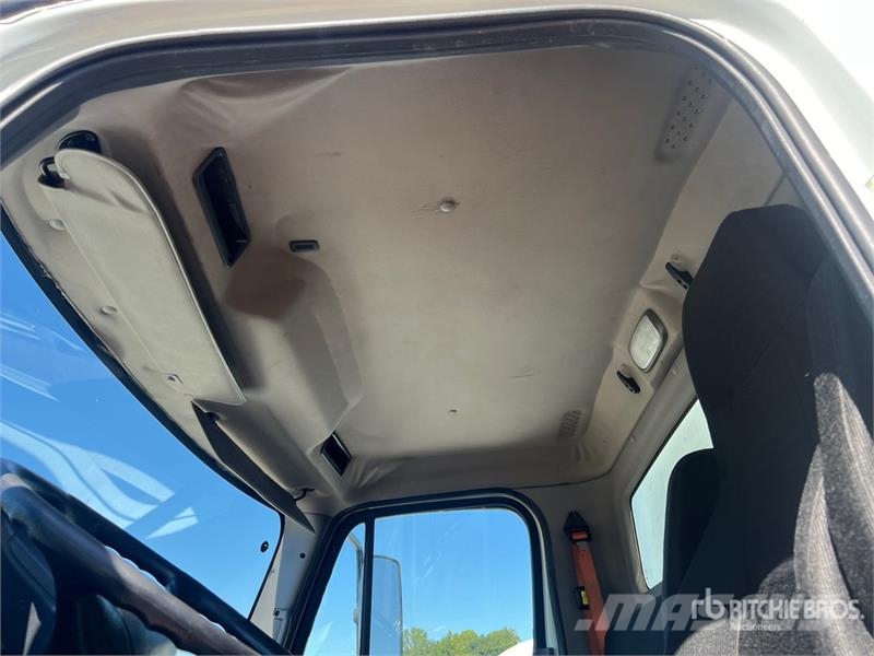 Freightliner M2 106 4x2 Van Truck Bakwagens met gesloten opbouw
