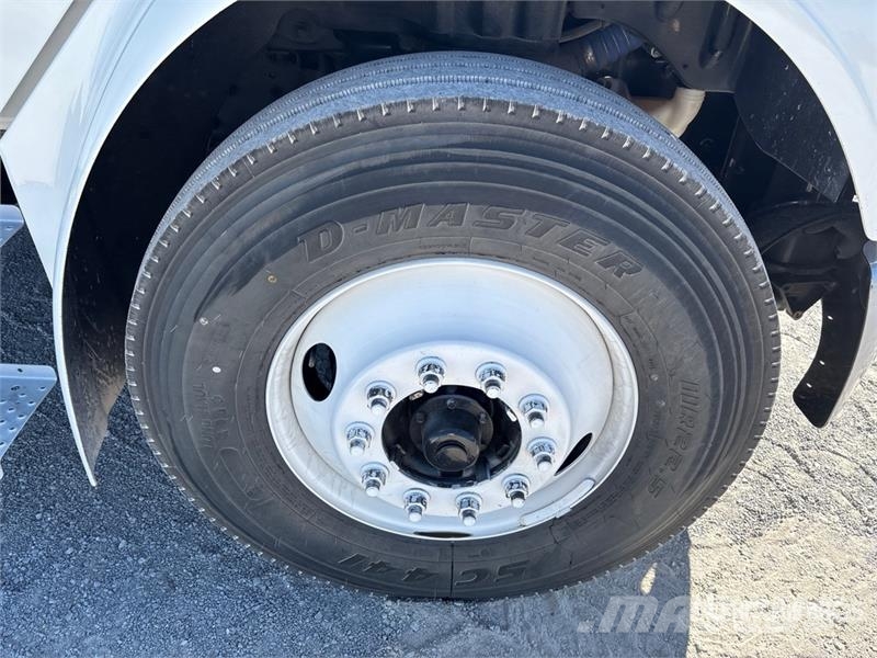 Freightliner M2 106 4x2 Van Truck Skåpbilar