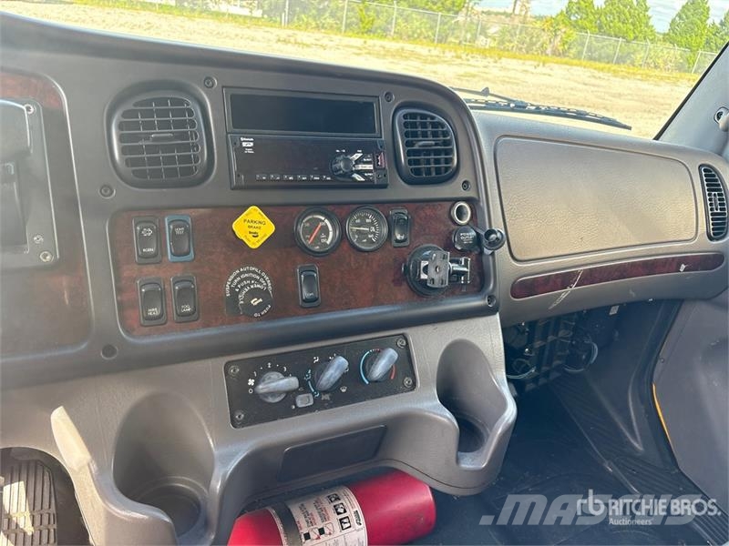 Freightliner M2 106 4x2 Van Truck ボックスボディー、ウイング、箱車
