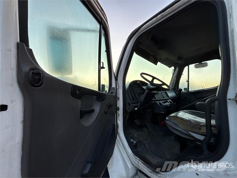 Freightliner M2 106 4x2 Van Truck (Inoperable) Kofferaufbau