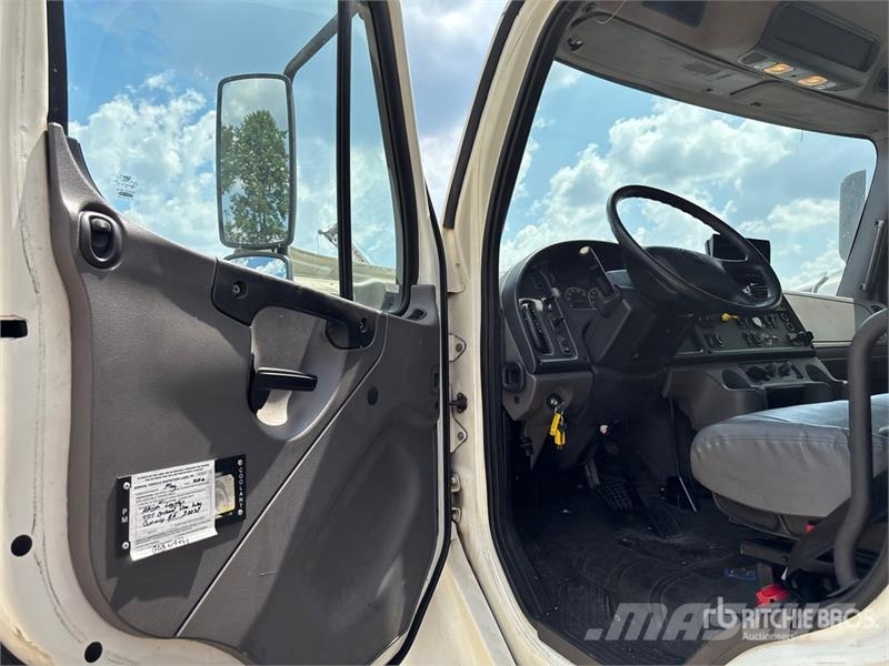 Freightliner M2 106 4x2 Van Truck شاحنات ذات هيكل صندوقي