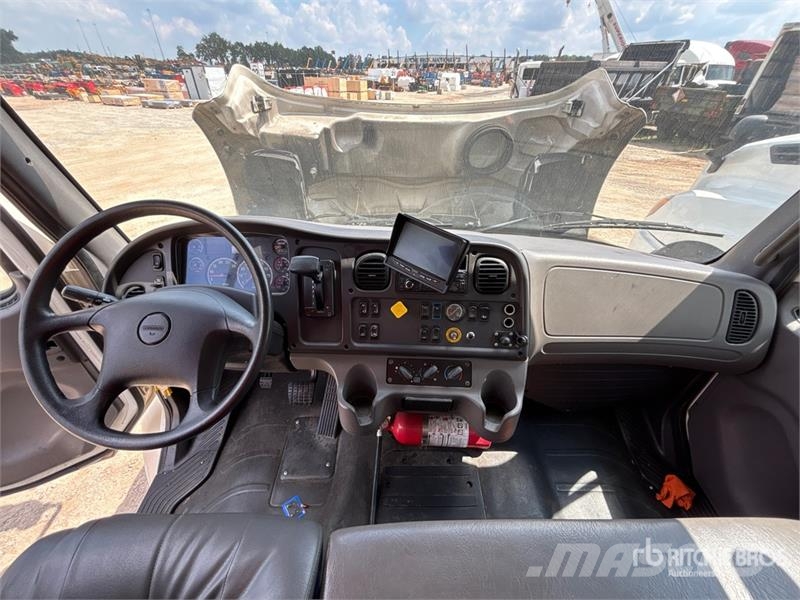 Freightliner M2 106 4x2 Van Truck شاحنات ذات هيكل صندوقي