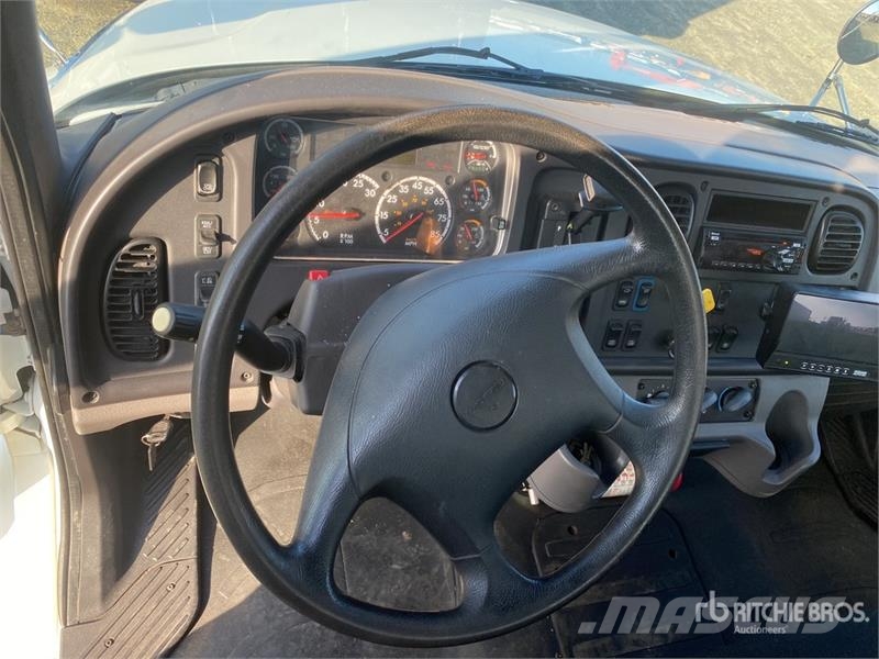 Freightliner M2 106 4x2 Service Truck Комбинированные дорожные машины