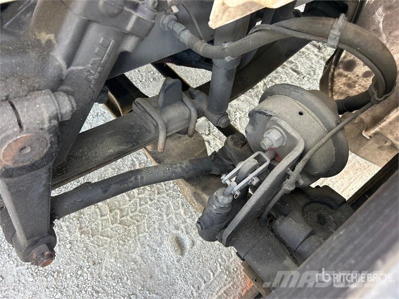 Freightliner M2 106 4x2 Van Truck Camiones con caja de remolque
