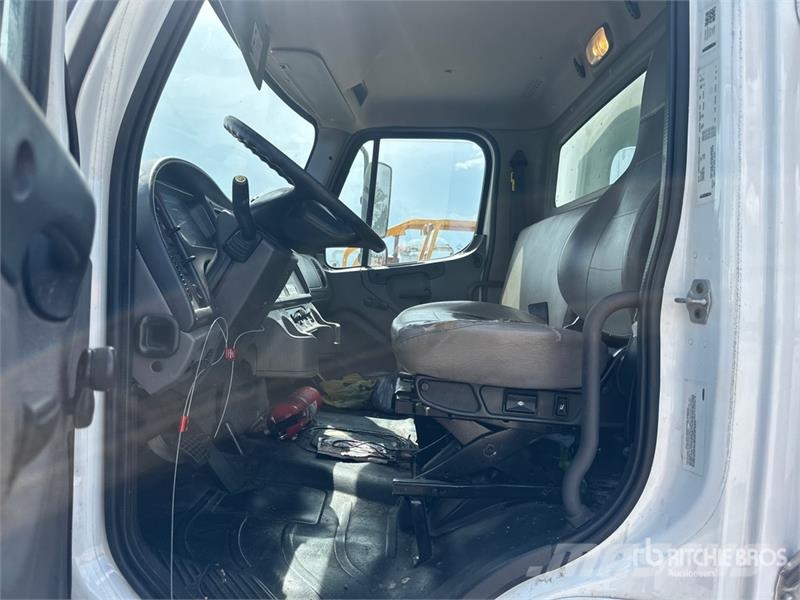 Freightliner M2 106 4x2 Van Truck شاحنات ذات هيكل صندوقي