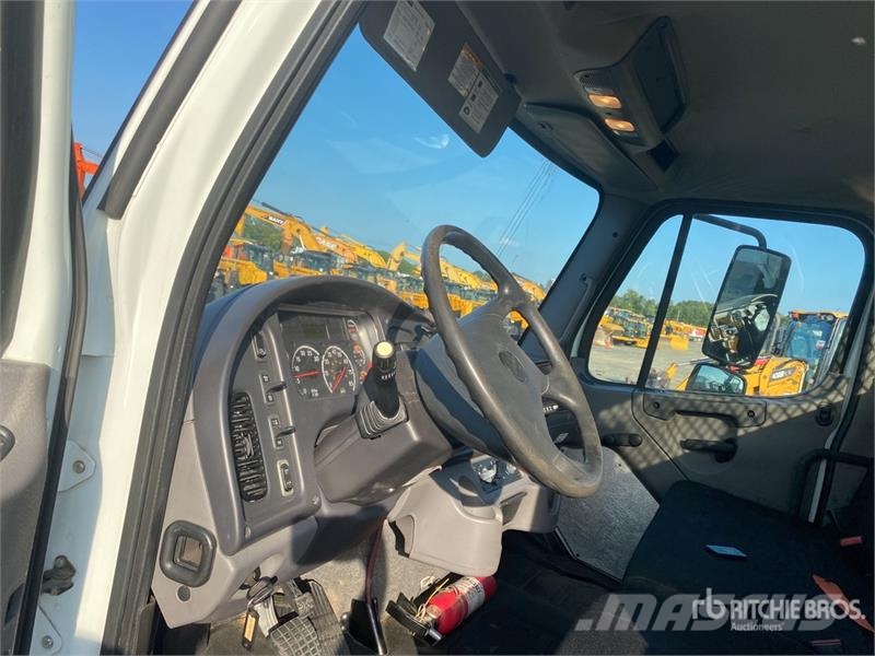 Freightliner M2 106 4x2 Service Truck Комбинированные дорожные машины