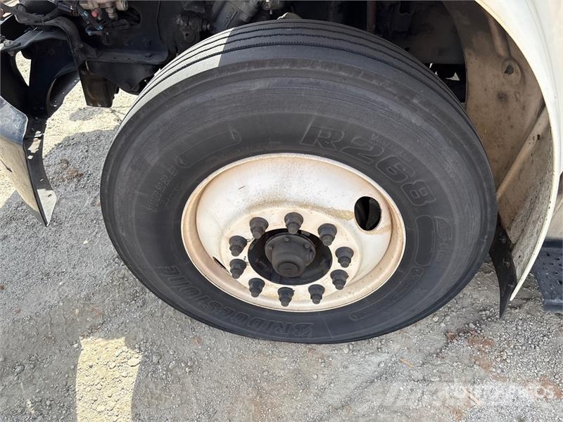 Freightliner M2 106 4x2 Van Truck شاحنات ذات هيكل صندوقي