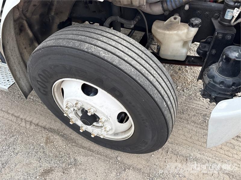 Freightliner M2 106 4x2 Van Truck (Inoperable) Furgons