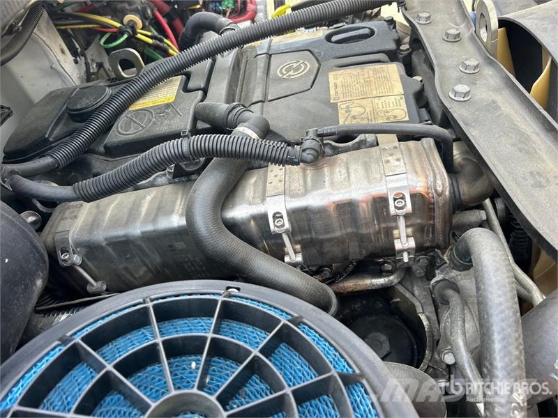 Freightliner M2 106 4x2 Van Truck Camiones con caja de remolque