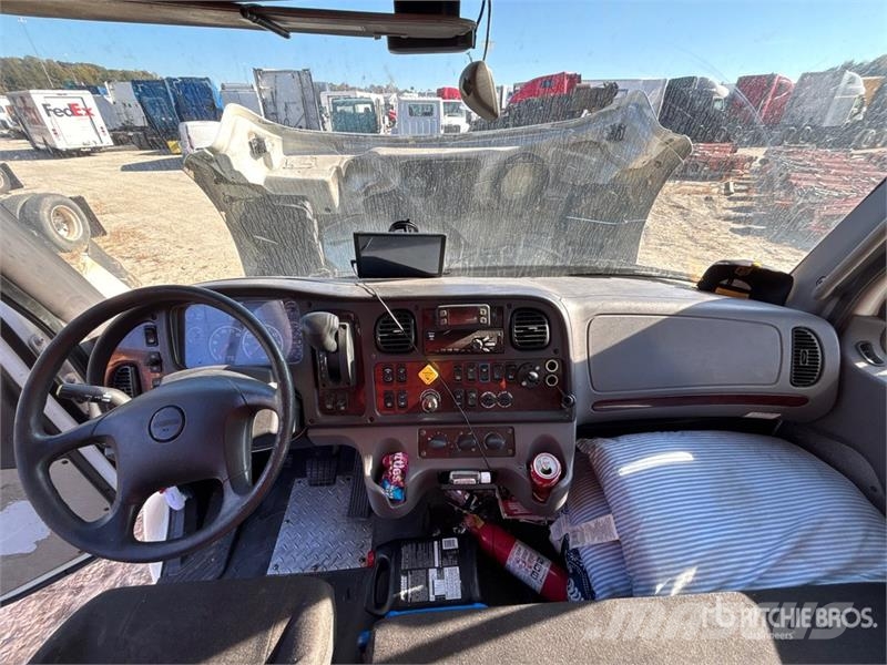 Freightliner M2 106 4x2 Van Truck Camiones con caja de remolque