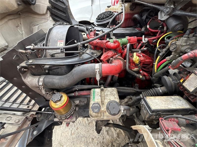 Freightliner M2 106 4x2 Van Truck شاحنات ذات هيكل صندوقي