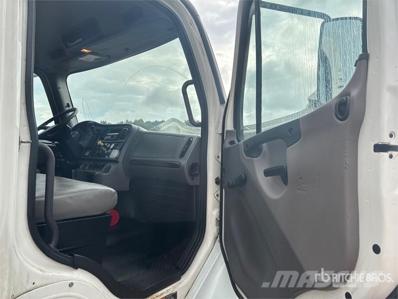 Freightliner M2 106 4x2 Van Truck شاحنات ذات هيكل صندوقي