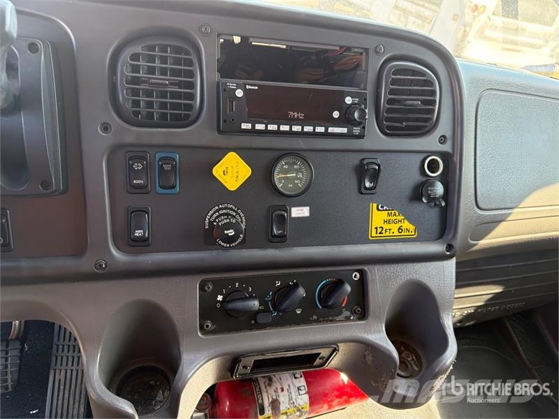 Freightliner M2 106 4x2 Van Truck Sanduk kamioni