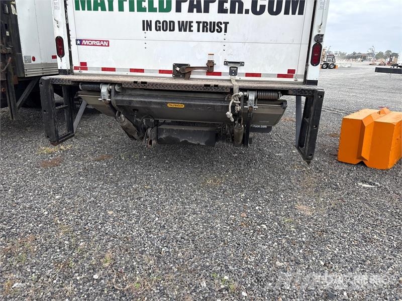 Freightliner M2 106 4x2 Cargo Van Truck Sunkvežimiai su dengtu kėbulu